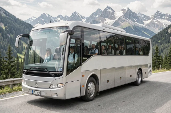 Bus touristique électrique moderne garé devant un panorama de montagne alpin